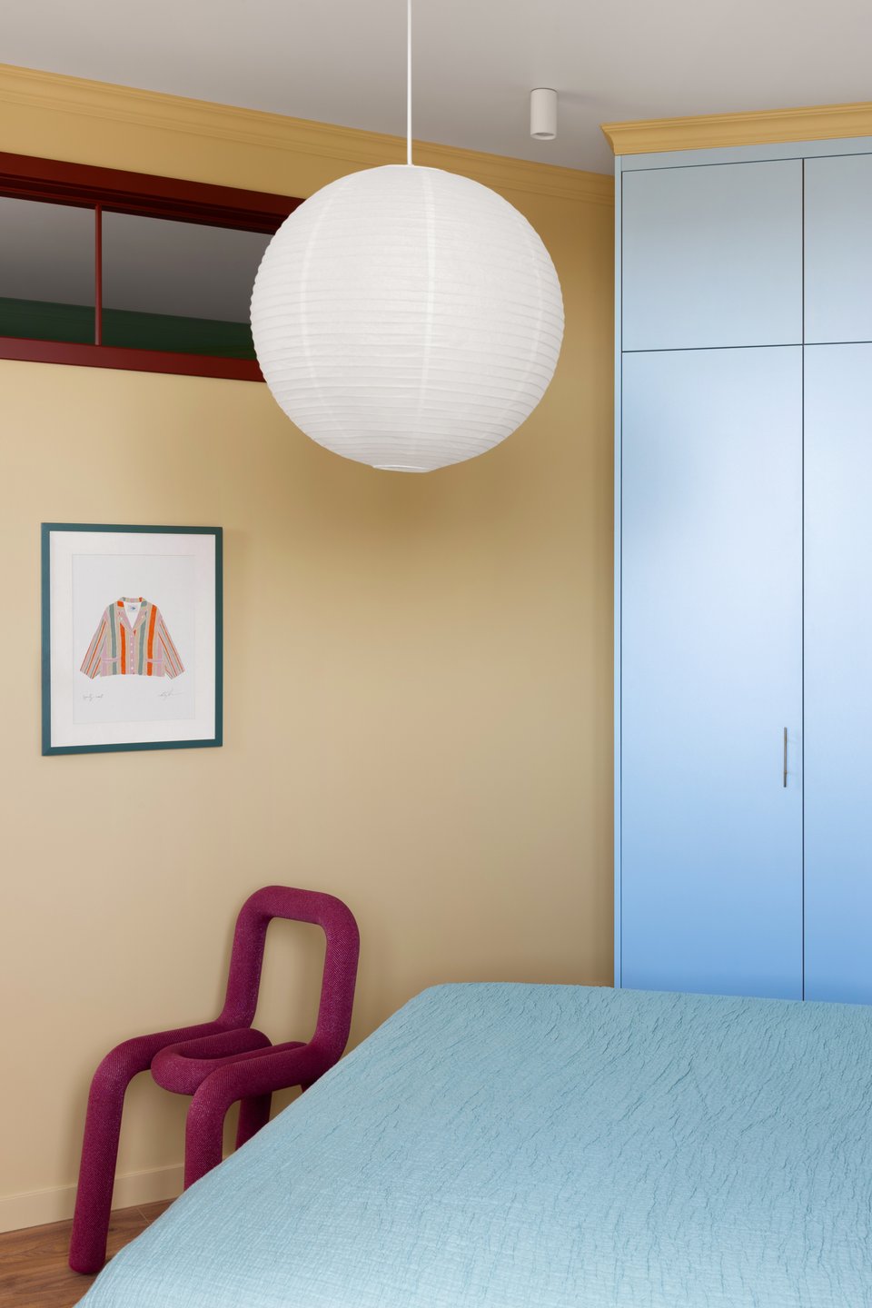chambre mur jaune placard bleu appartement 45m2 chambre mur jaune placard bleu appartement 45m2