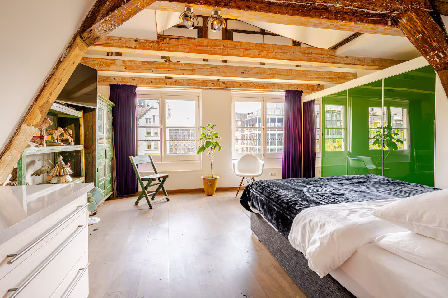 chambre avec poutres et placard laqué vert chambre avec poutres et placard laqué vert