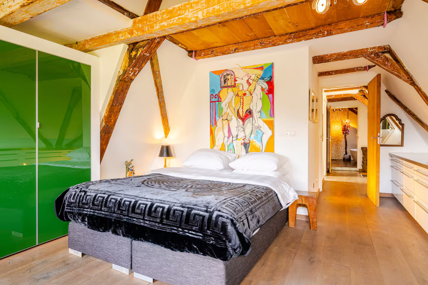 chambre avec poutres et placard laqué vert chambre avec poutres et placard laqué vert