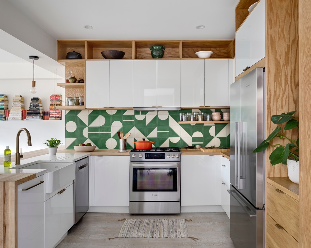 cuisine carrelage vert et blanc appartement Brooklyn décoration bohème cuisine carrelage vert et blanc appartement Brooklyn décoration bohème
