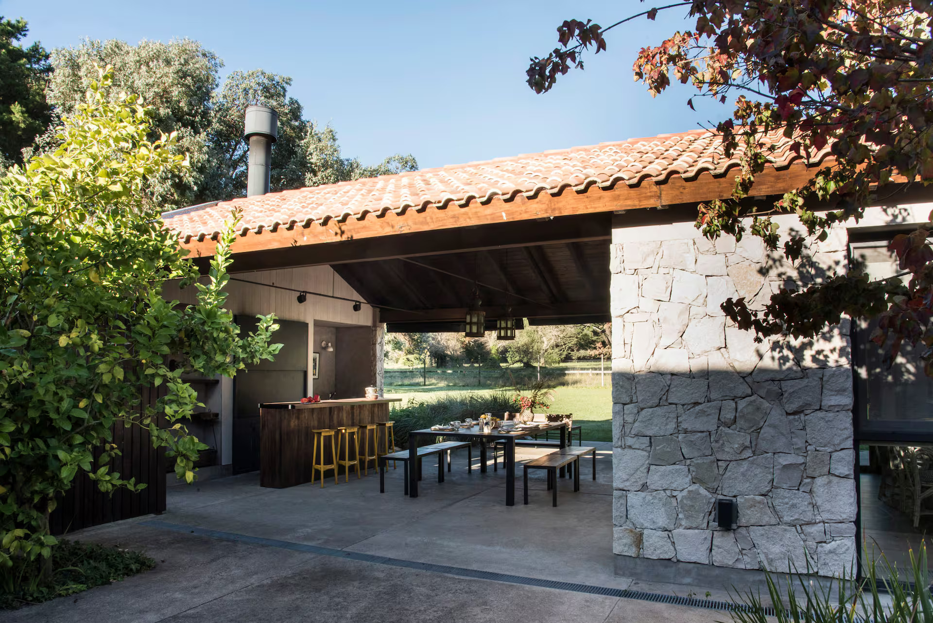 terrasse maison en pierres avec cuisine d terrasse maison en pierres avec cuisine d'été et salle à manger extérieure