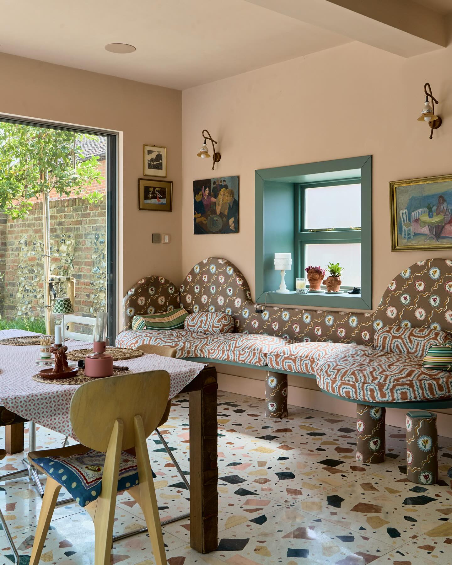 salle à manger dans cuisine sol terrazzo décoration colorée