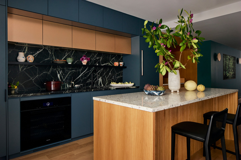 cuisine bleue avec îlot bois décoration contemporaine cuisine bleue avec îlot bois décoration contemporaine