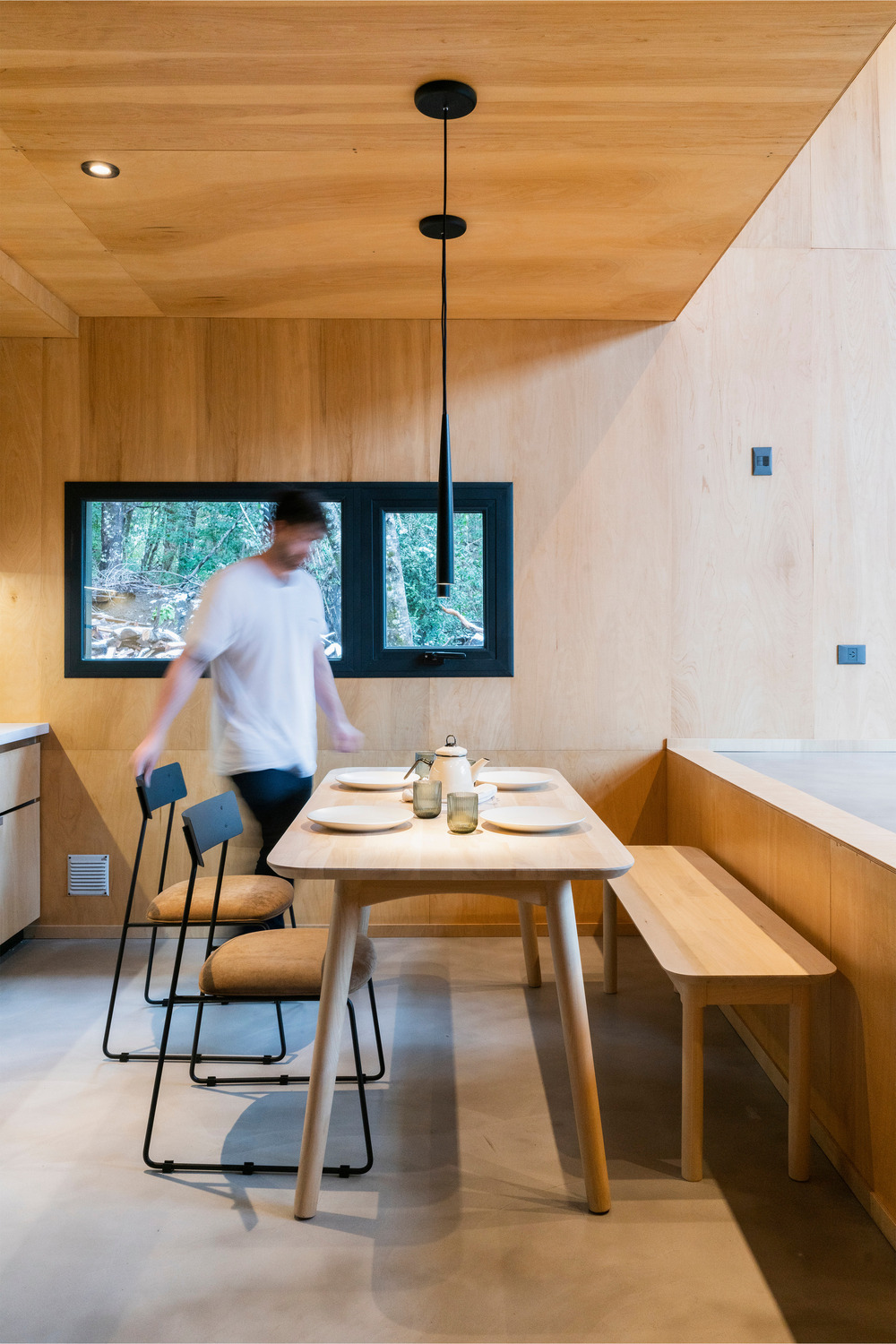 salle à manger avec banc murs bois décoration naturelle et design