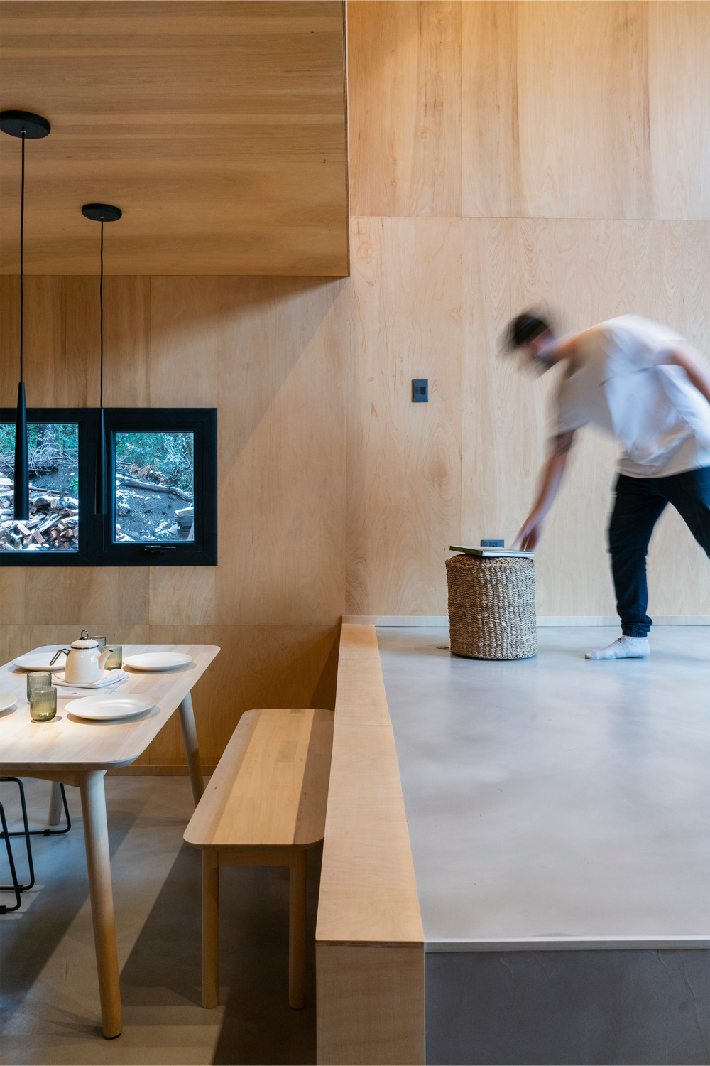 salle à manger avec banc murs bois décoration naturelle et design
