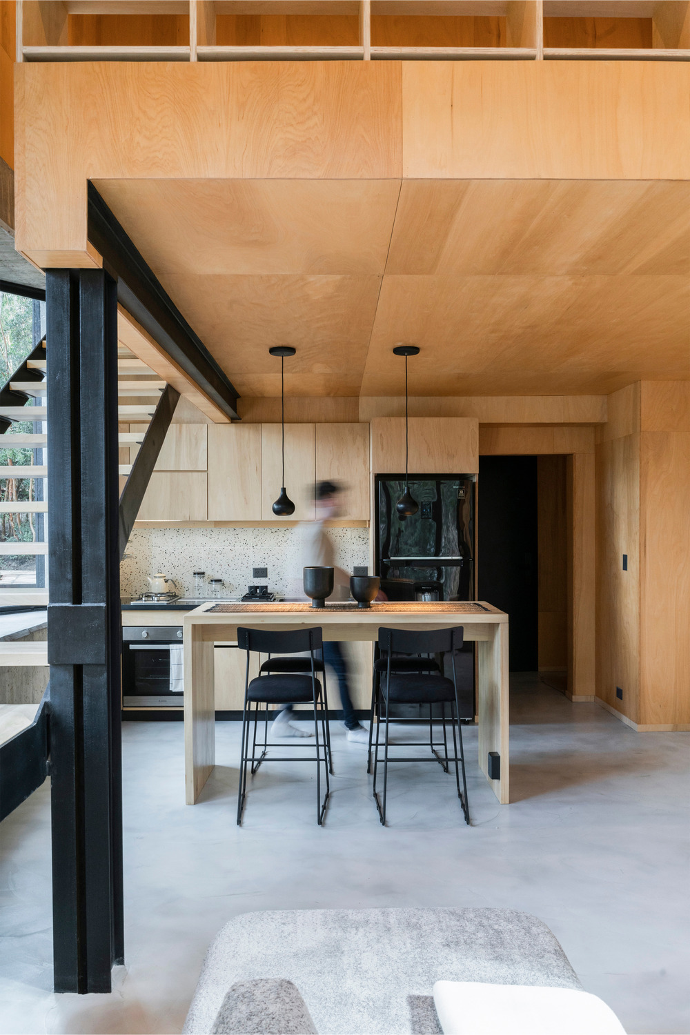 salon avec baie vitrée et murs bois décoration naturelle et design