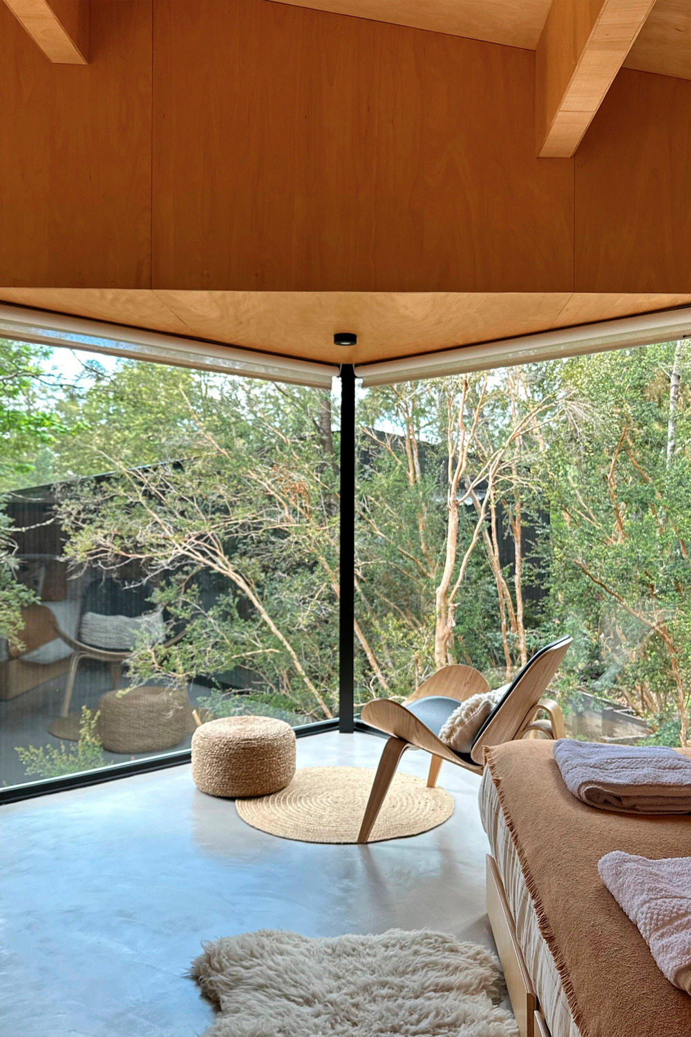 chambre avec baie vitrée en angle murs bois décoration naturelle et design