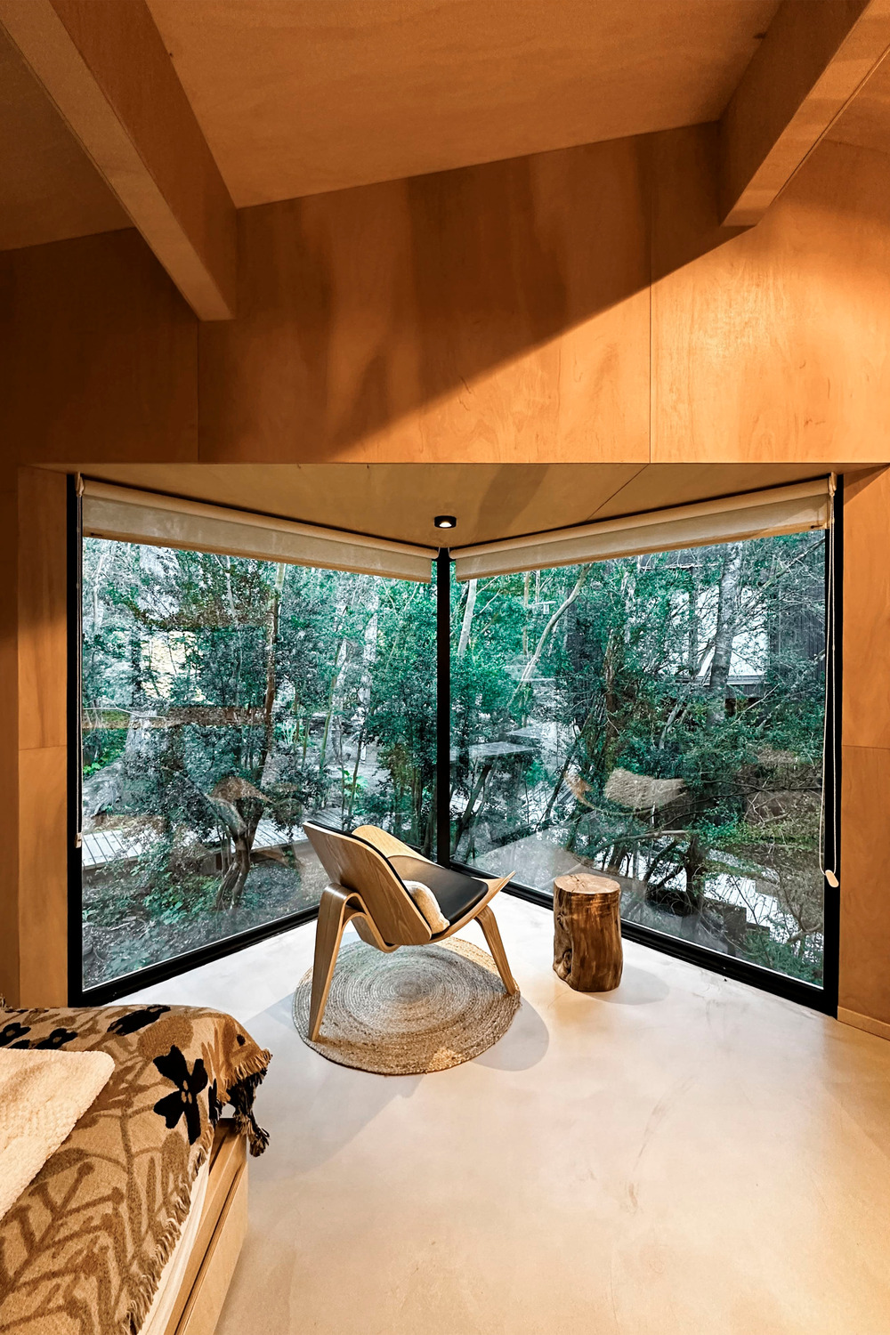 chambre avec baie vitrée en angle murs bois décoration naturelle et design