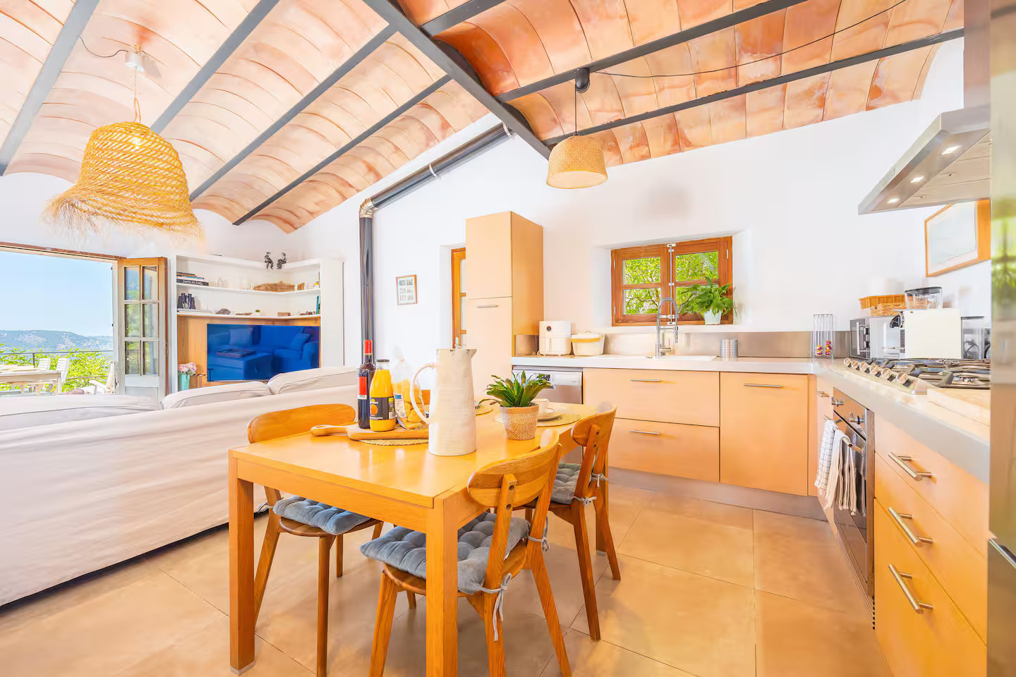 cuisine ouverte plafond catalan décoration rustique maison Majorque Els Abats cuisine ouverte plafond catalan décoration rustique maison Majorque Els Abats