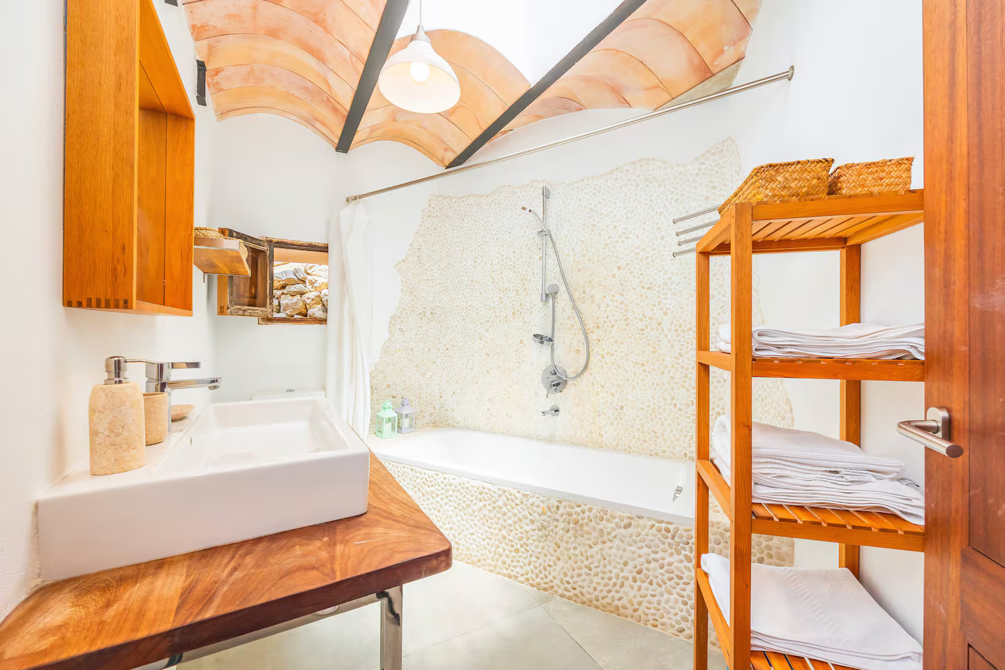 salle de bain galets plafond catalan décoration rustique maison Majorque Els Abats salle de bain galets plafond catalan décoration rustique maison Majorque Els Abats