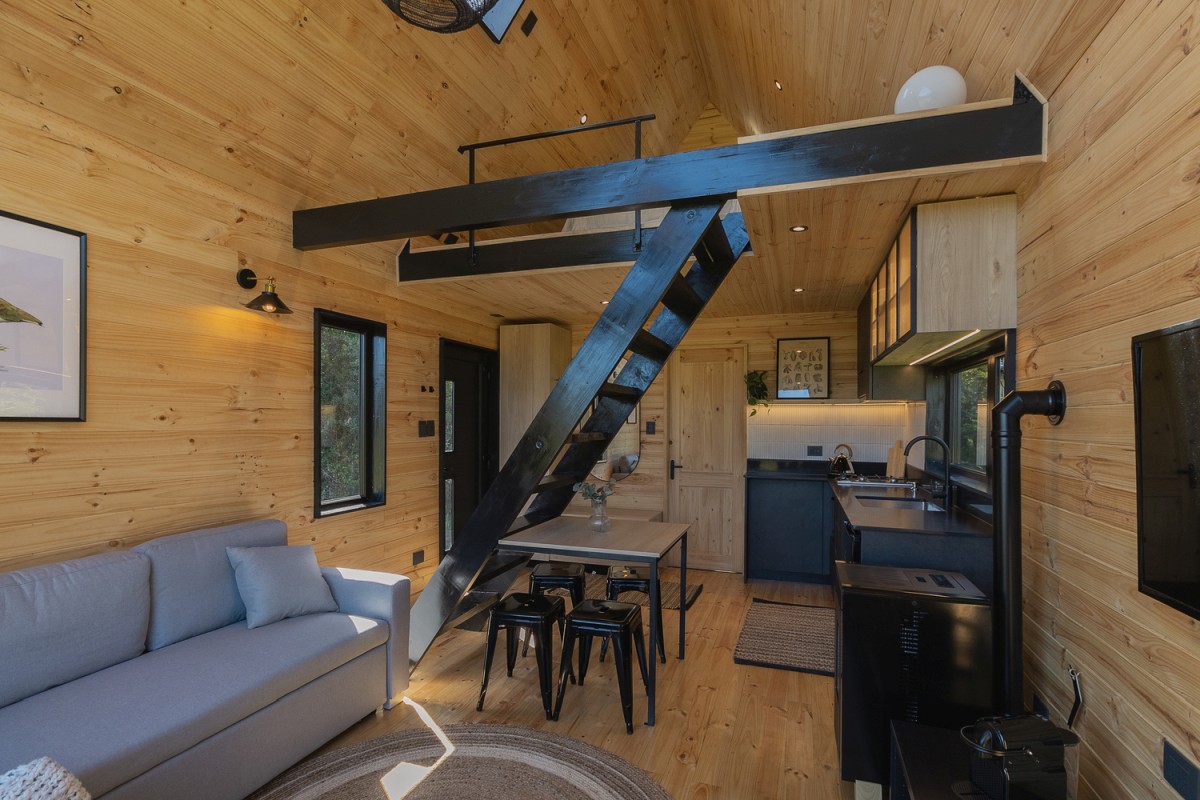 salon avec mezzanine petite maison en bois noir de 18m2 cabane Auro