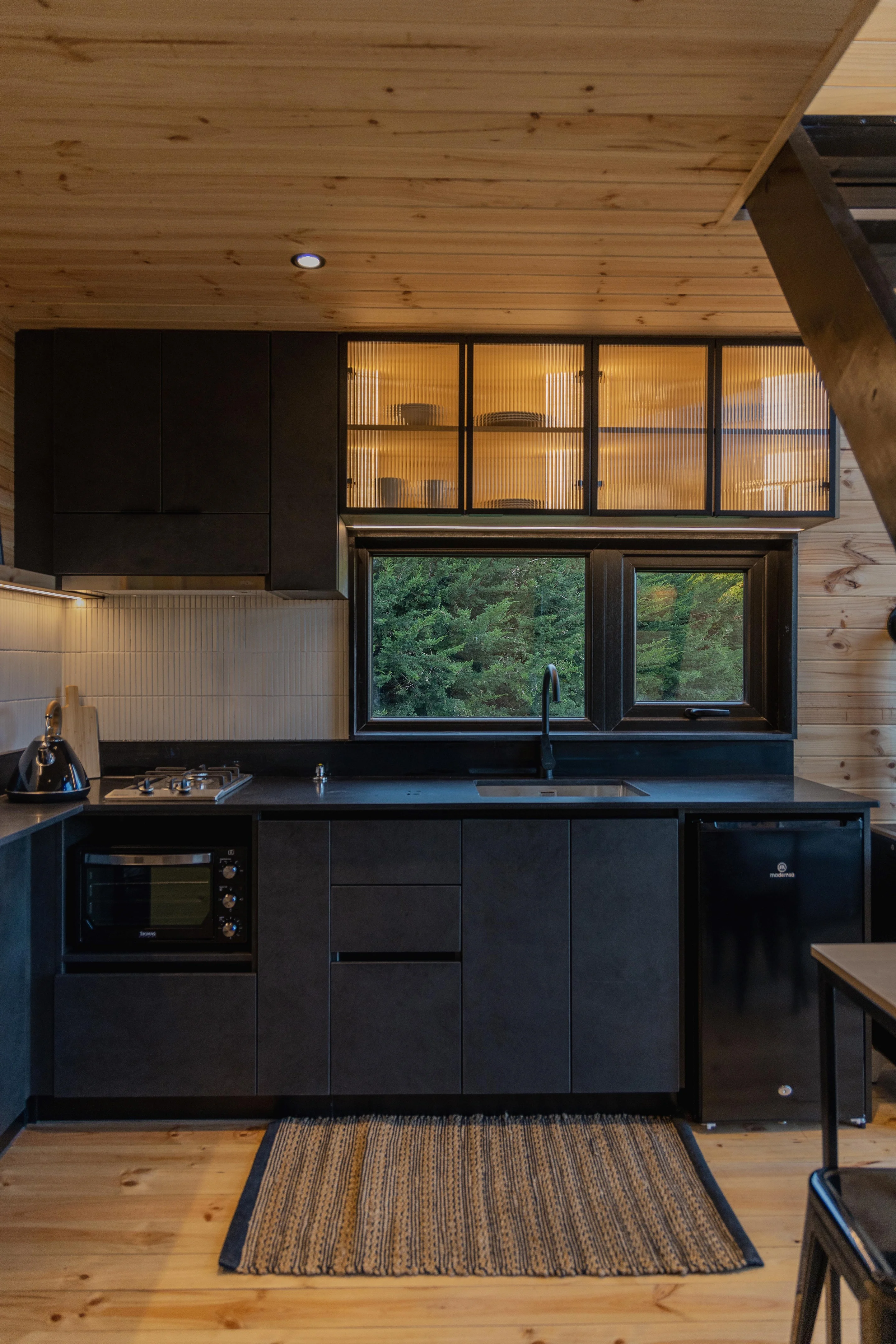 cuisine noire design petite maison en bois noir de 18m2 cabane Auro