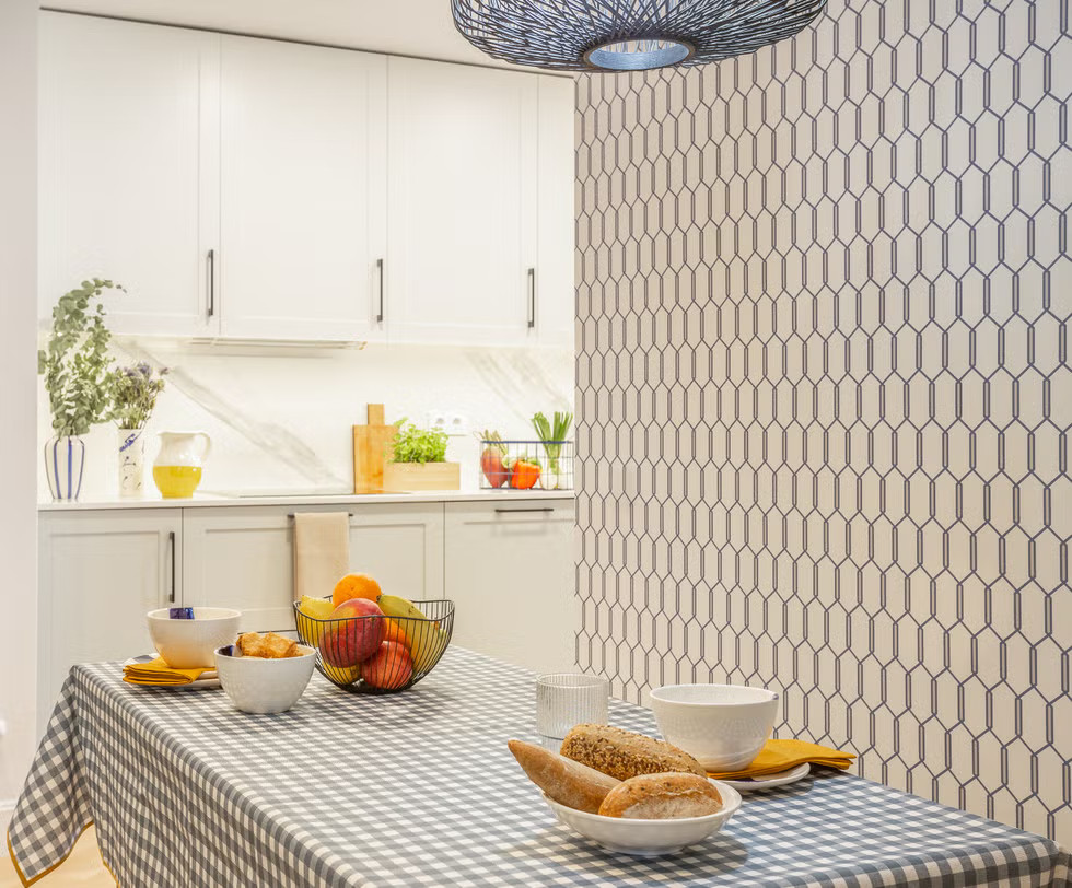 cuisine blanche avec espace repas décoration contemporaine appartement rénové Madrid cuisine blanche avec espace repas décoration contemporaine appartement rénové Madrid