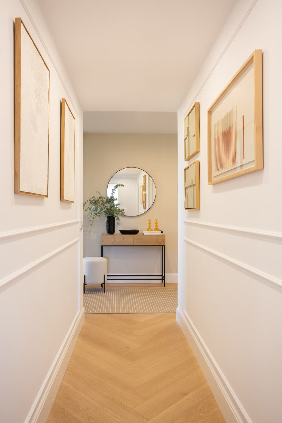 couloir avec soubassement mouluré décoration contemporaine appartement rénové Madrid couloir avec soubassement mouluré décoration contemporaine appartement rénové Madrid