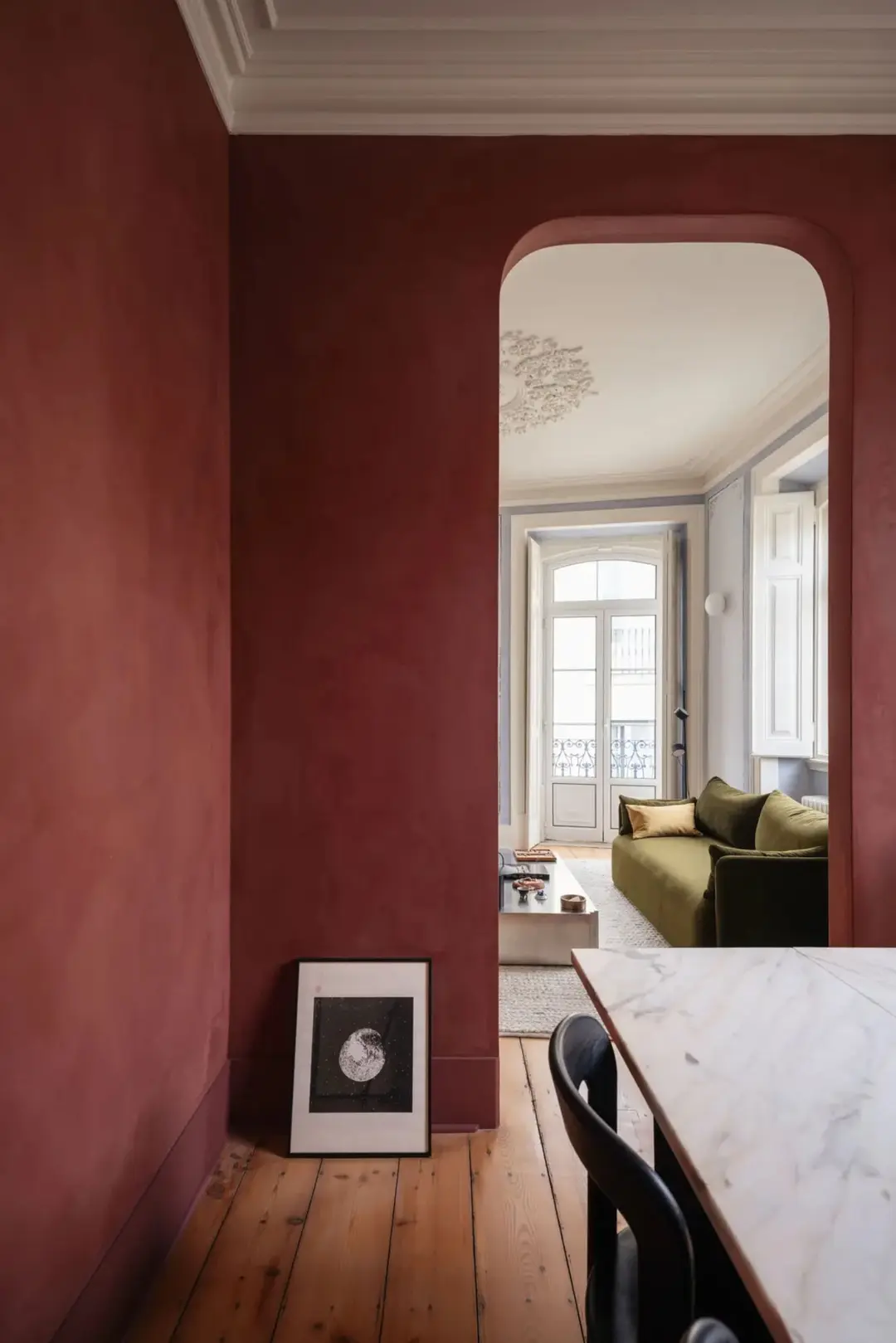 salle à manger murs bordeaux appartement ancien rénové à Lisbonne décoration design