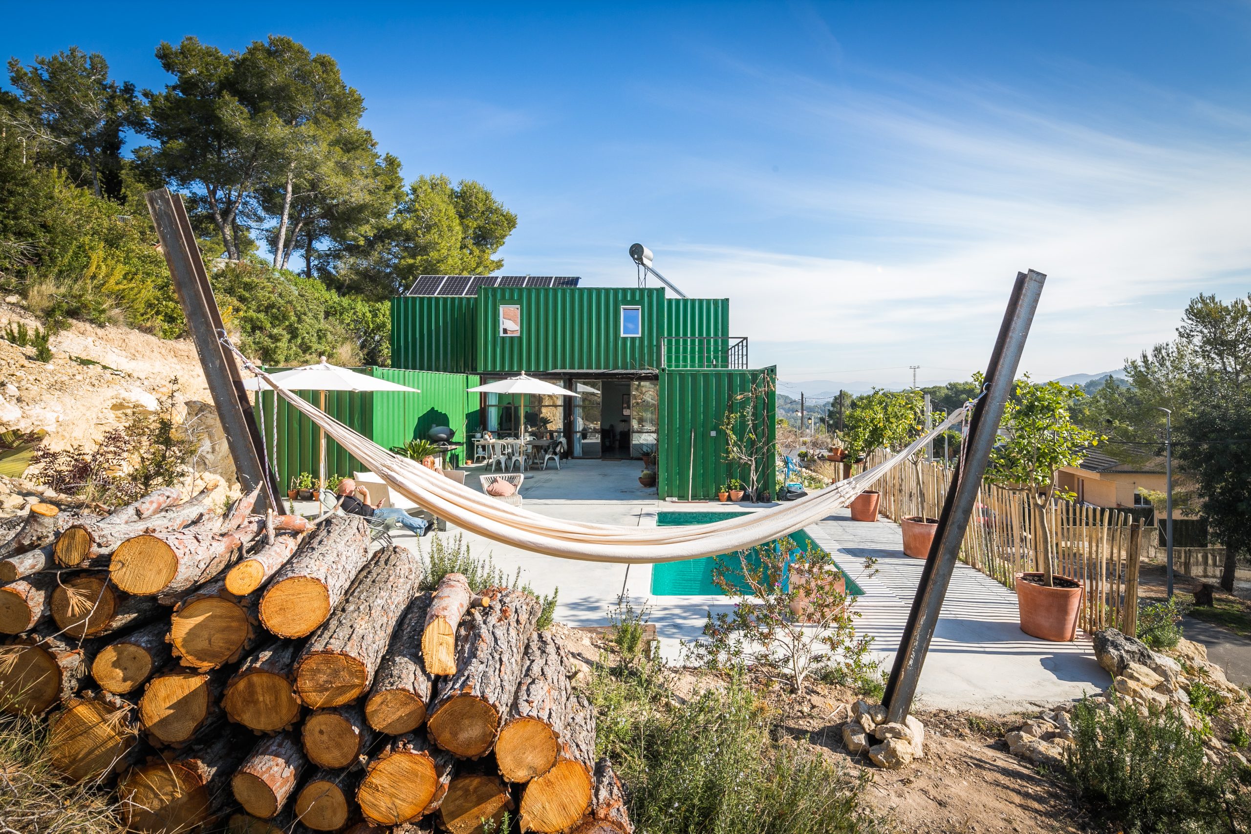 Une maison container aux portes de Barcelone dominant le paysage