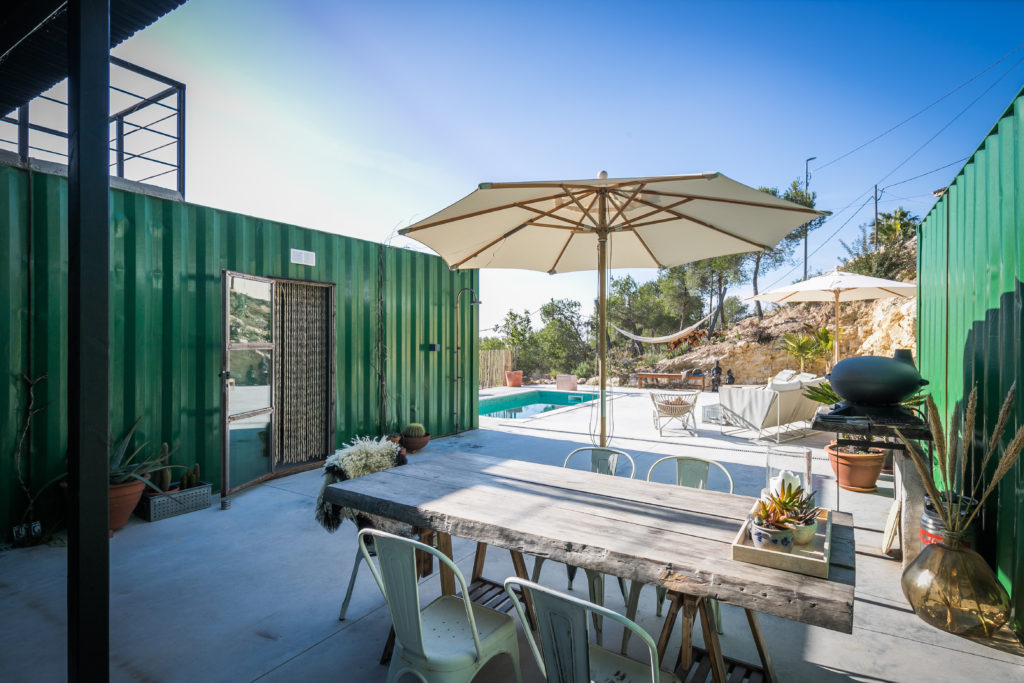 maison container façade verte avec piscine