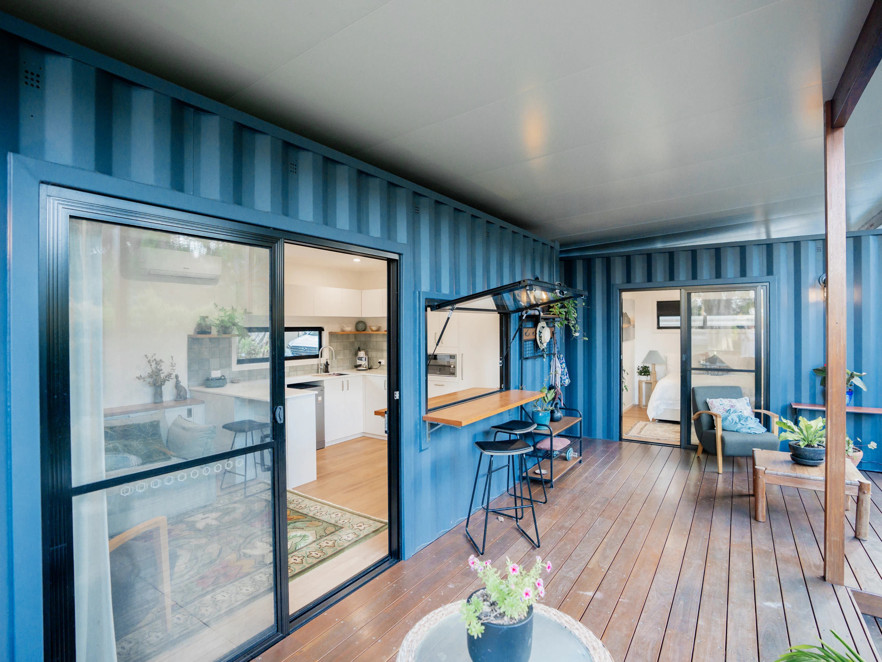 Une maison container en L de 42m2 à la façade bleue éclatante