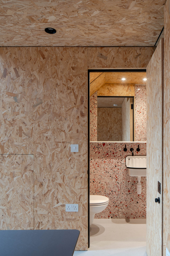 chambre avec salle de bain design murs et plafond OSB