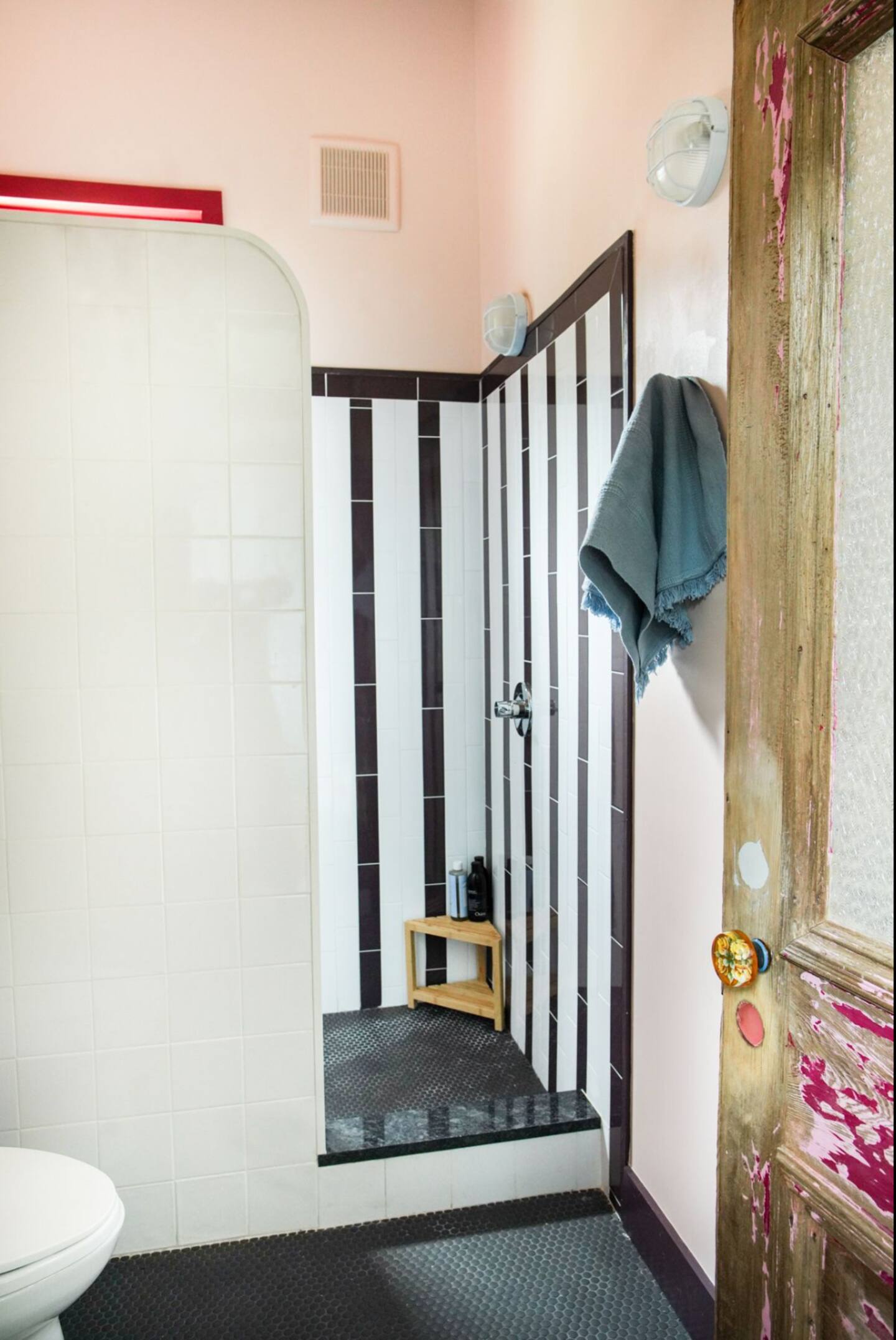 salle de bain rétro mur rose carrelage noir et blanc salle de bain rétro mur rose carrelage noir et blanc