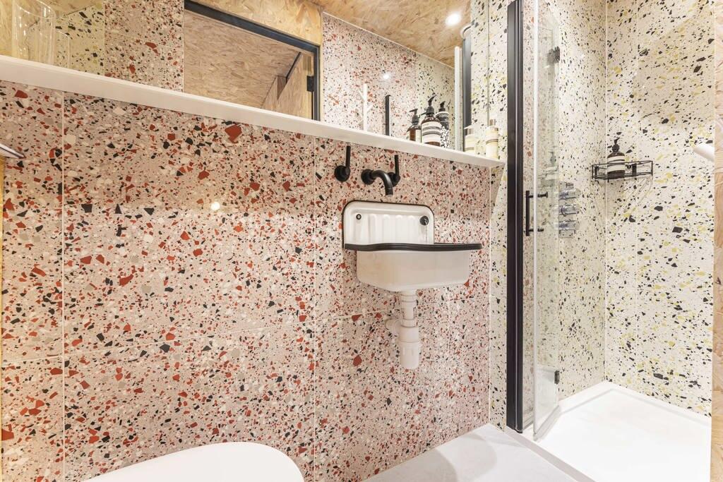 salle de bain design terrazzo rouge