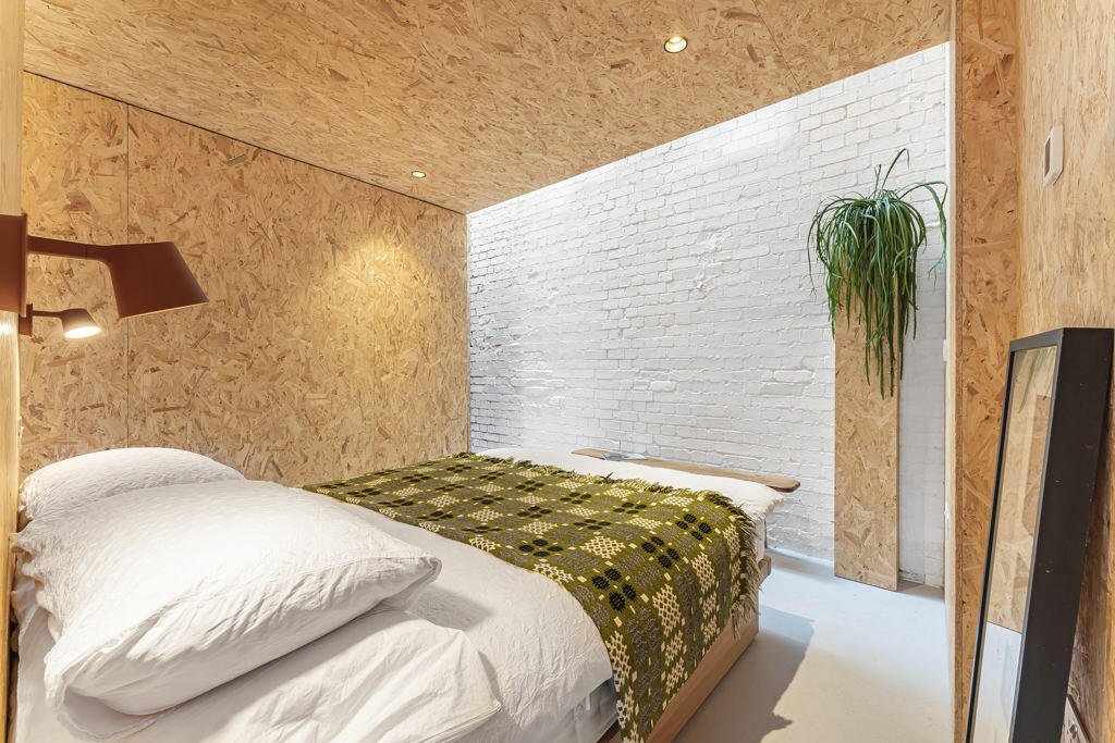 chambre semi-ouverte murs et plafond OSB