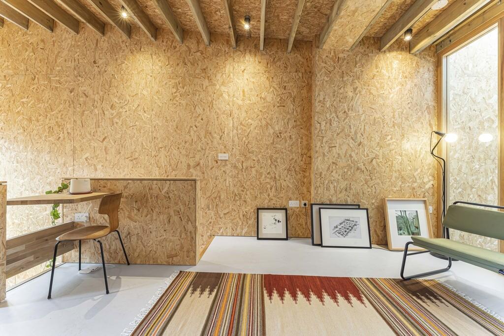 salon design murs OSB petite maison 51m2