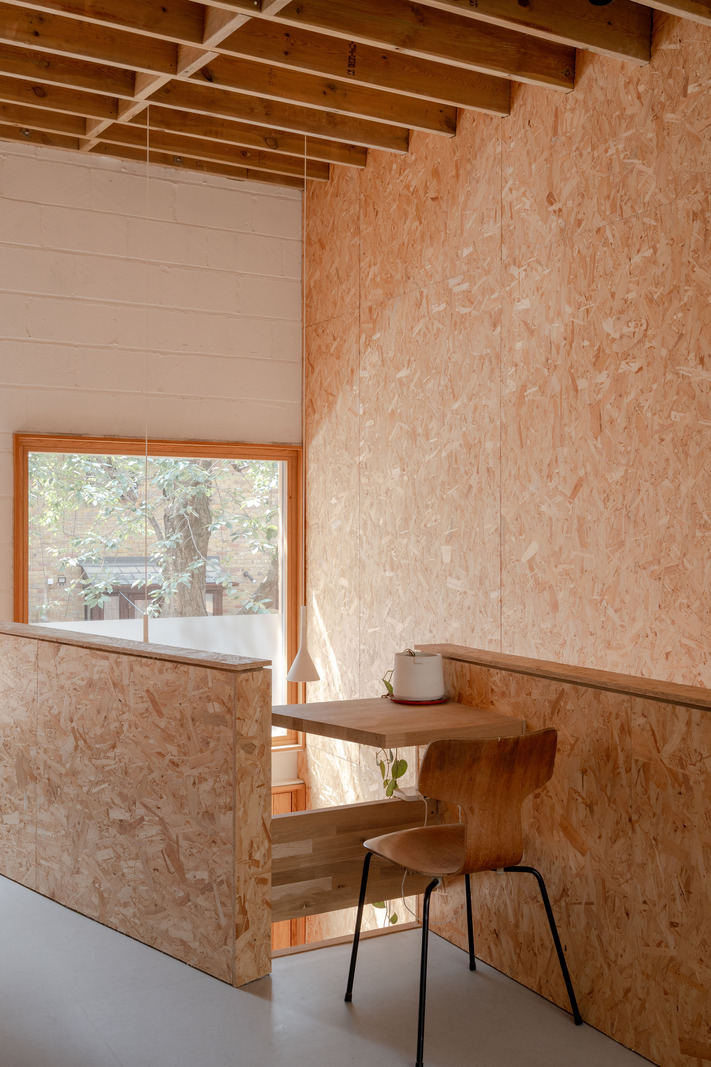 espace bureau dans salon murs OSB petite maison 51m2