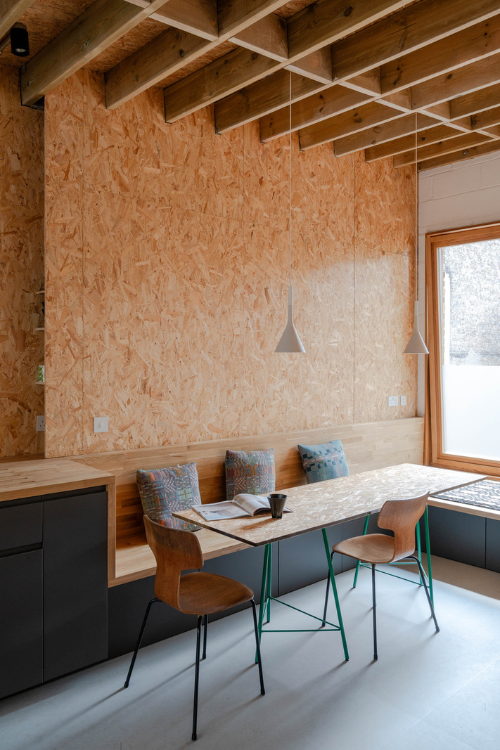 cuisine ouverte grise design et salle à manger murs OSB petite maison 51m2