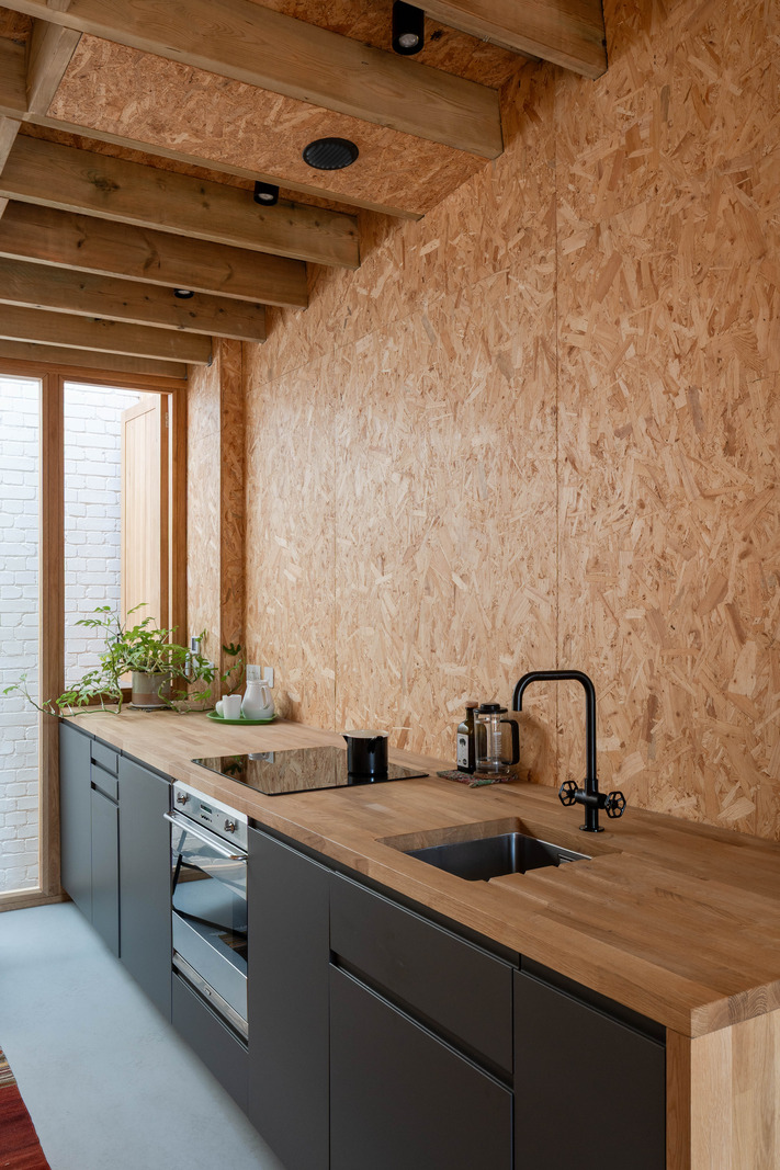 cuisine ouverte grise design murs OSB petite maison 51m2