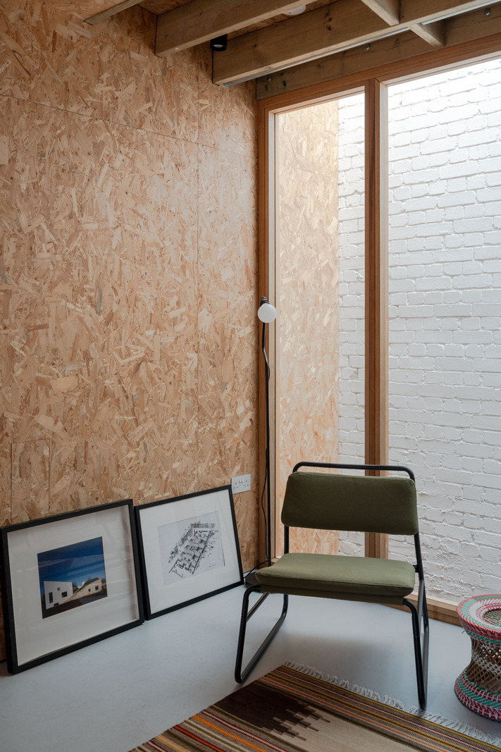 salon design murs OSB petite maison 51m2