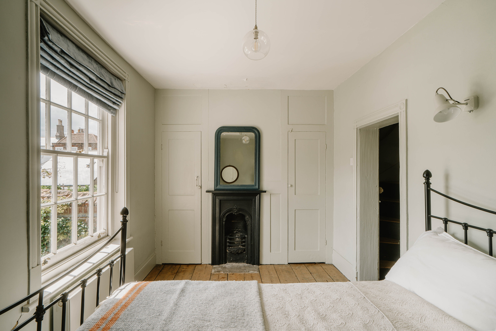 chambre décoration rustique chic avec cheminée géorgienne en fonte noire chambre décoration rustique chic avec cheminée géorgienne en fonte noire