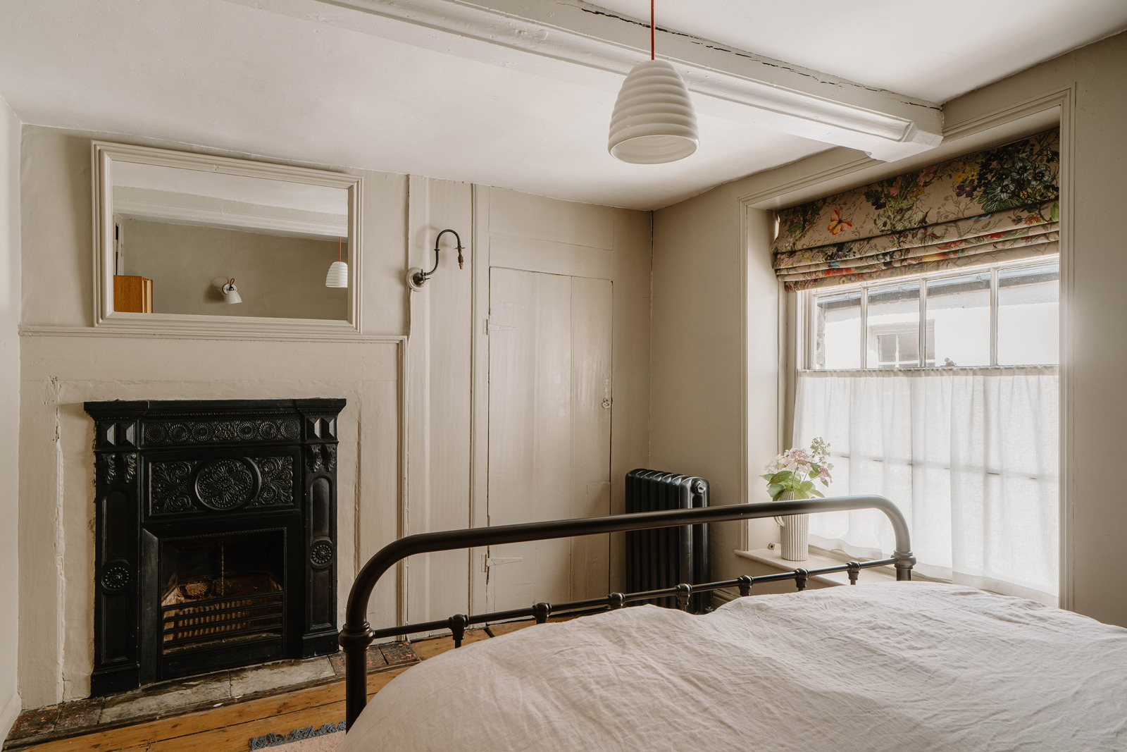 chambre décoration rustique chic avec cheminée géorgienne en fonte noire chambre décoration rustique chic avec cheminée géorgienne en fonte noire