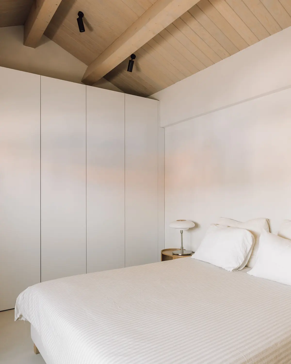 chambre minimaliste décoration beige maison contemporaine Portugal avec mur pierres chambre minimaliste décoration beige maison contemporaine Portugal avec mur pierres