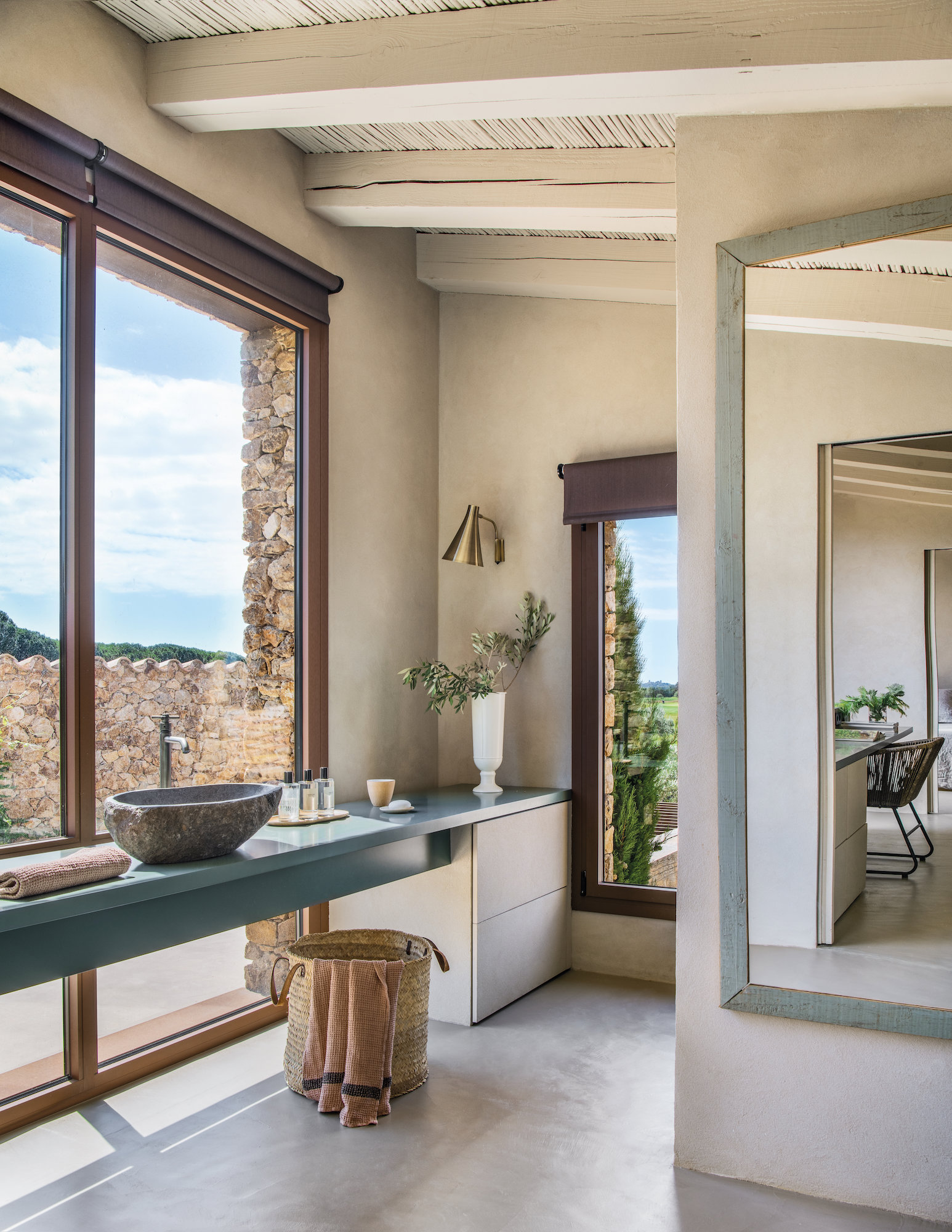 salle de bain contemporaine plafond poutres et roseaux salle de bain contemporaine plafond poutres et roseaux
