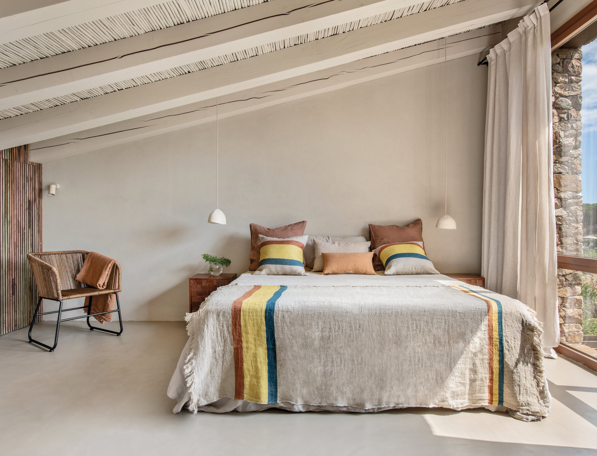 chambre contemporaine plafond poutres et roseaux chambre contemporaine plafond poutres et roseaux