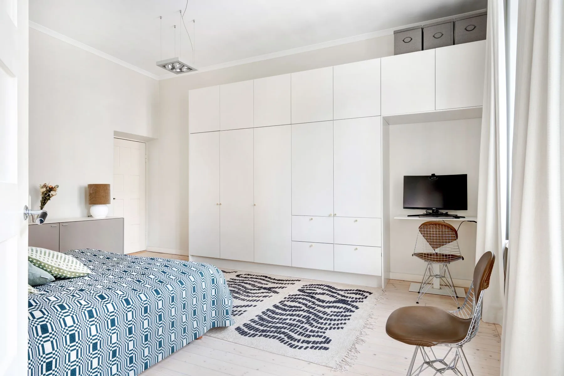 chambre blanche et bleue avec espace bureau chambre blanche et bleue avec espace bureau