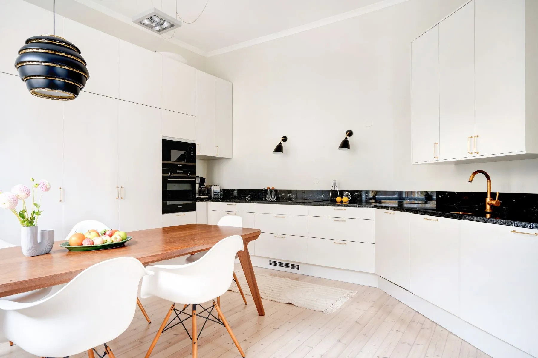 cuisine blanche avec salle à manger décoration design et minimaliste cuisine blanche avec salle à manger décoration design et minimaliste