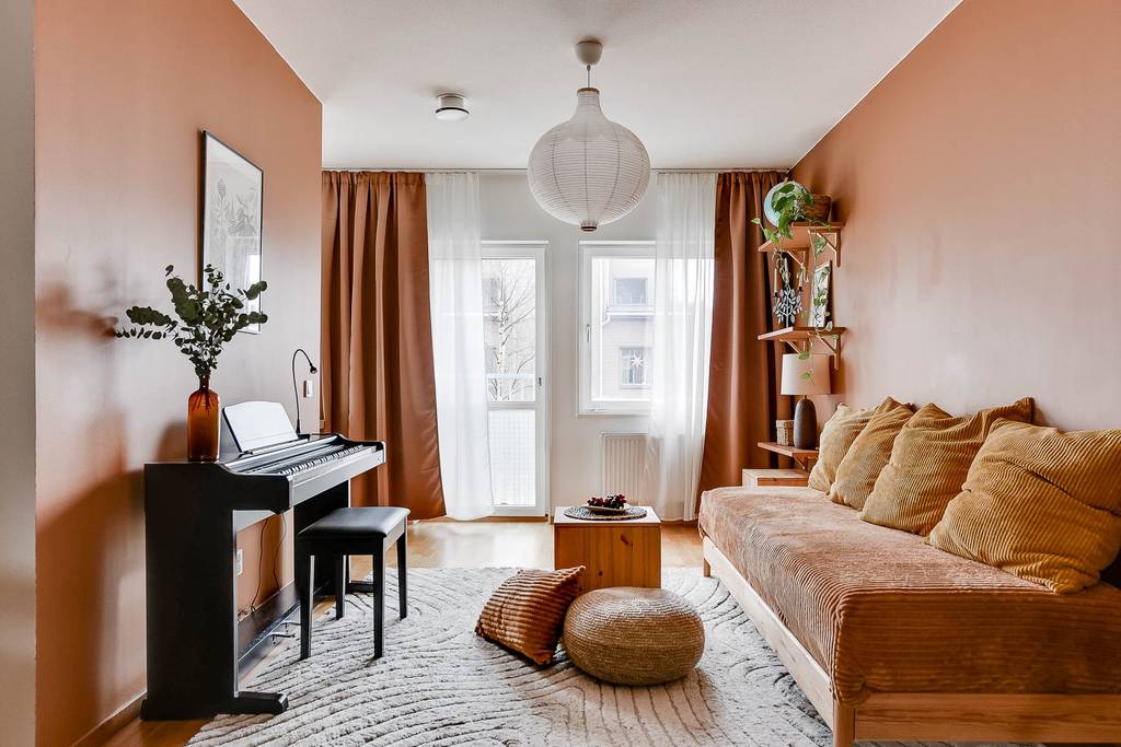 salon avec piano deux-pièces 40m2 décoration caramel