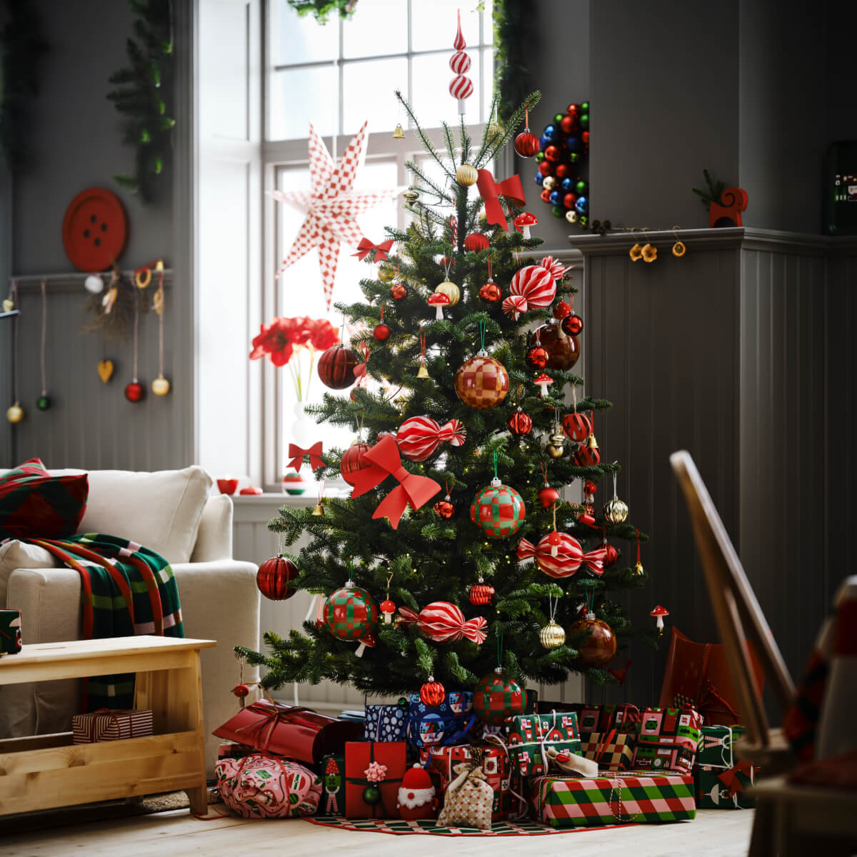sapin rouge et vert décoration IKEA pour Noël 2025