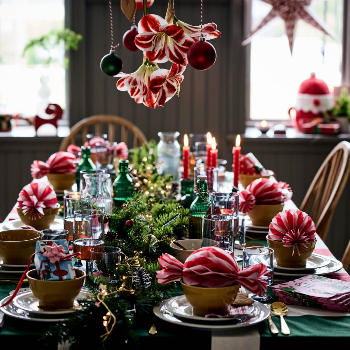 table rouge et verte décoration IKEA pour Noël 2025