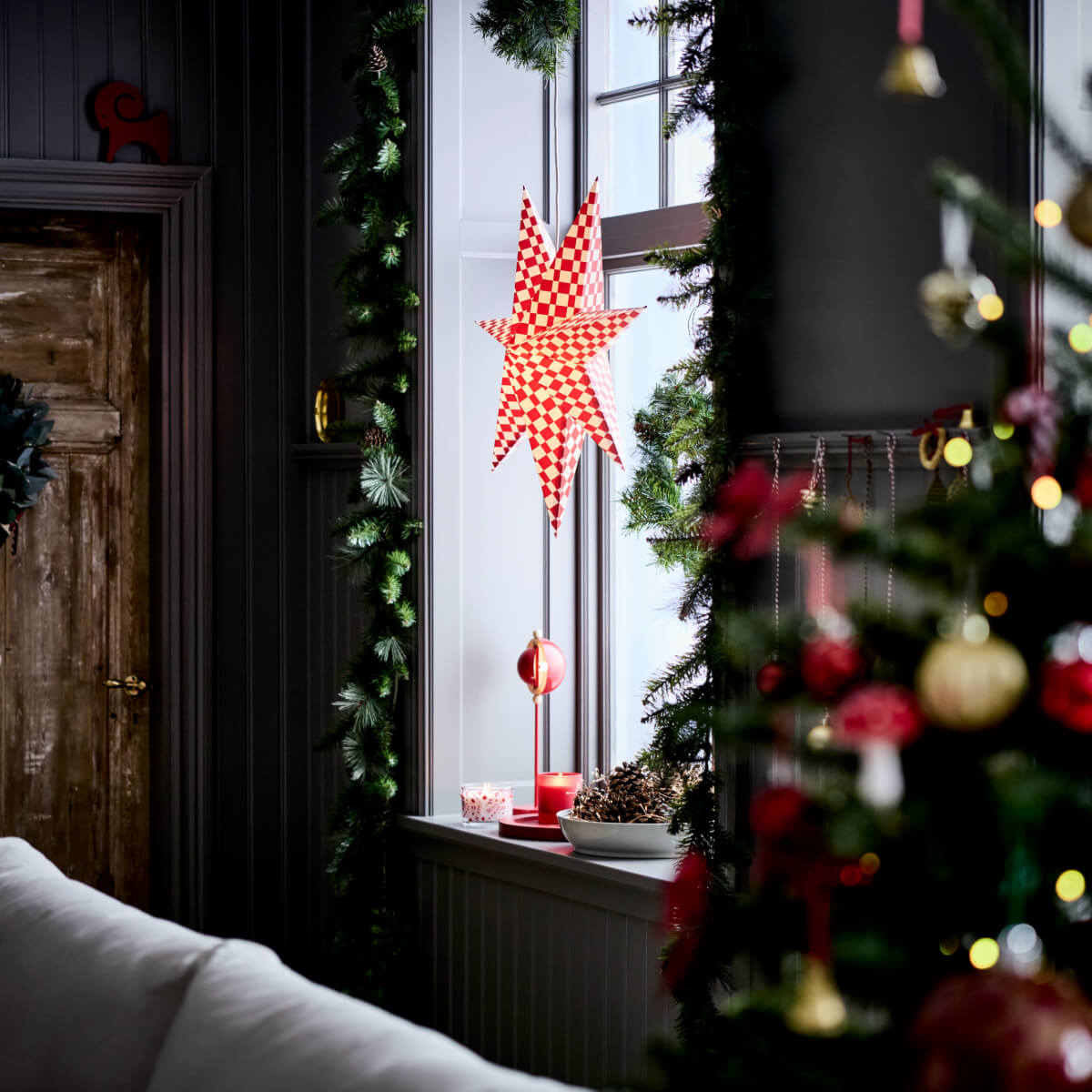 étoile rouge et blanche décoration IKEA pour Noël 2025