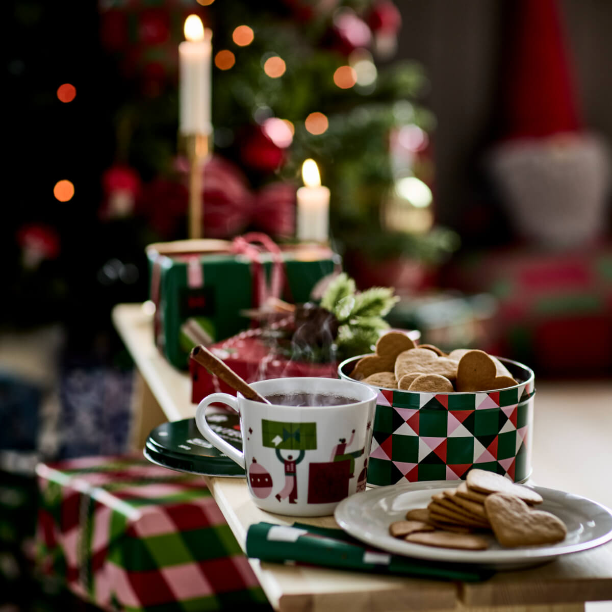 table avec vaisselle décoration IKEA pour Noël 2025