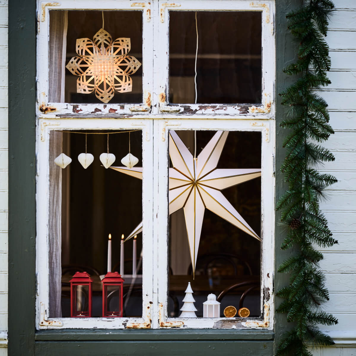 façade avec étoile décoration IKEA pour Noël 2025