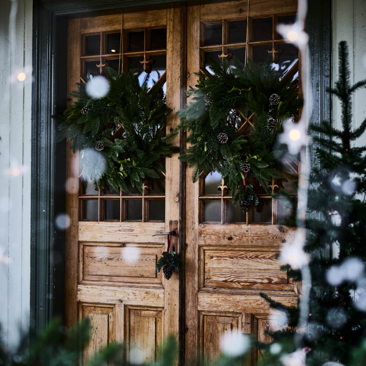 porte avec couronnes sapin décoration IKEA pour Noël 2025