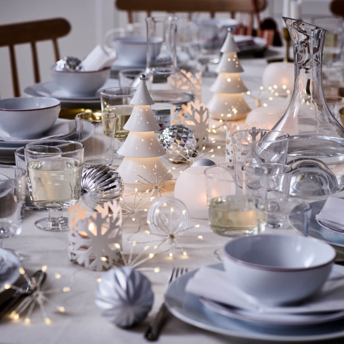 table de fête blanche décoration IKEA pour Noël 2025