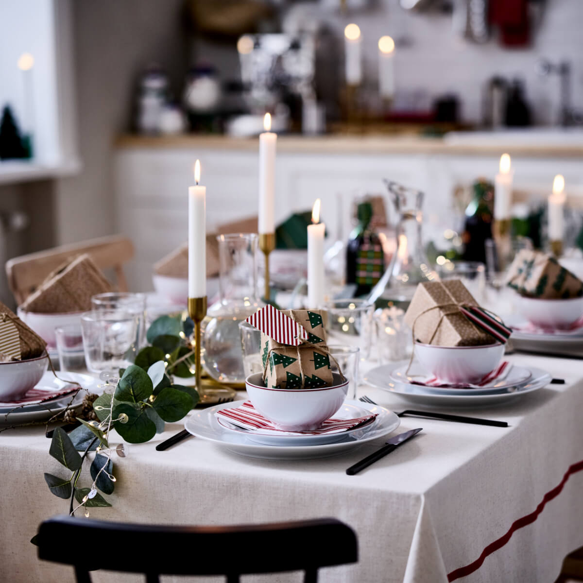 table verte blanche et rouge décoration IKEA pour Noël 2025