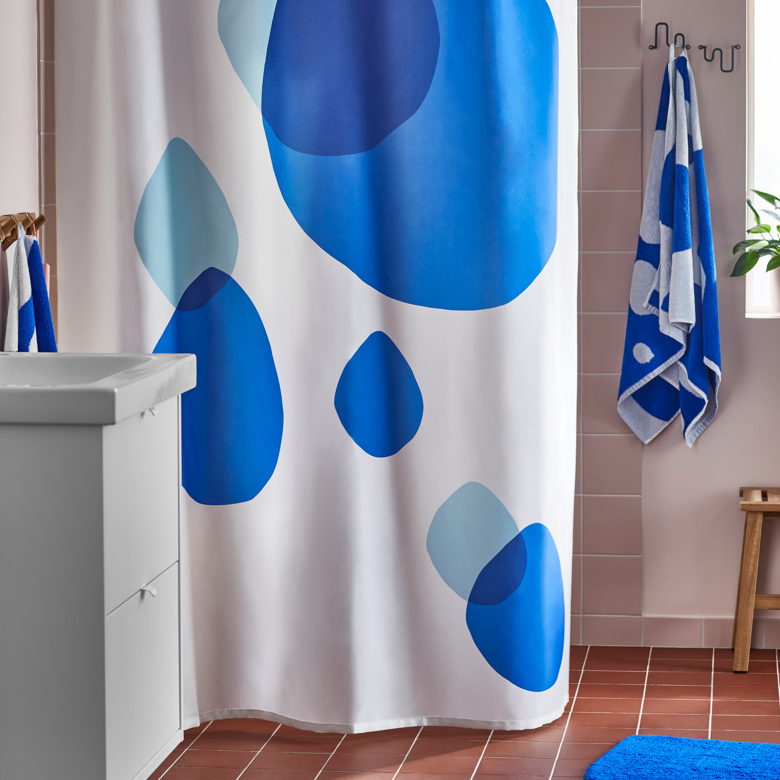 rideau de douche bleu et blanc