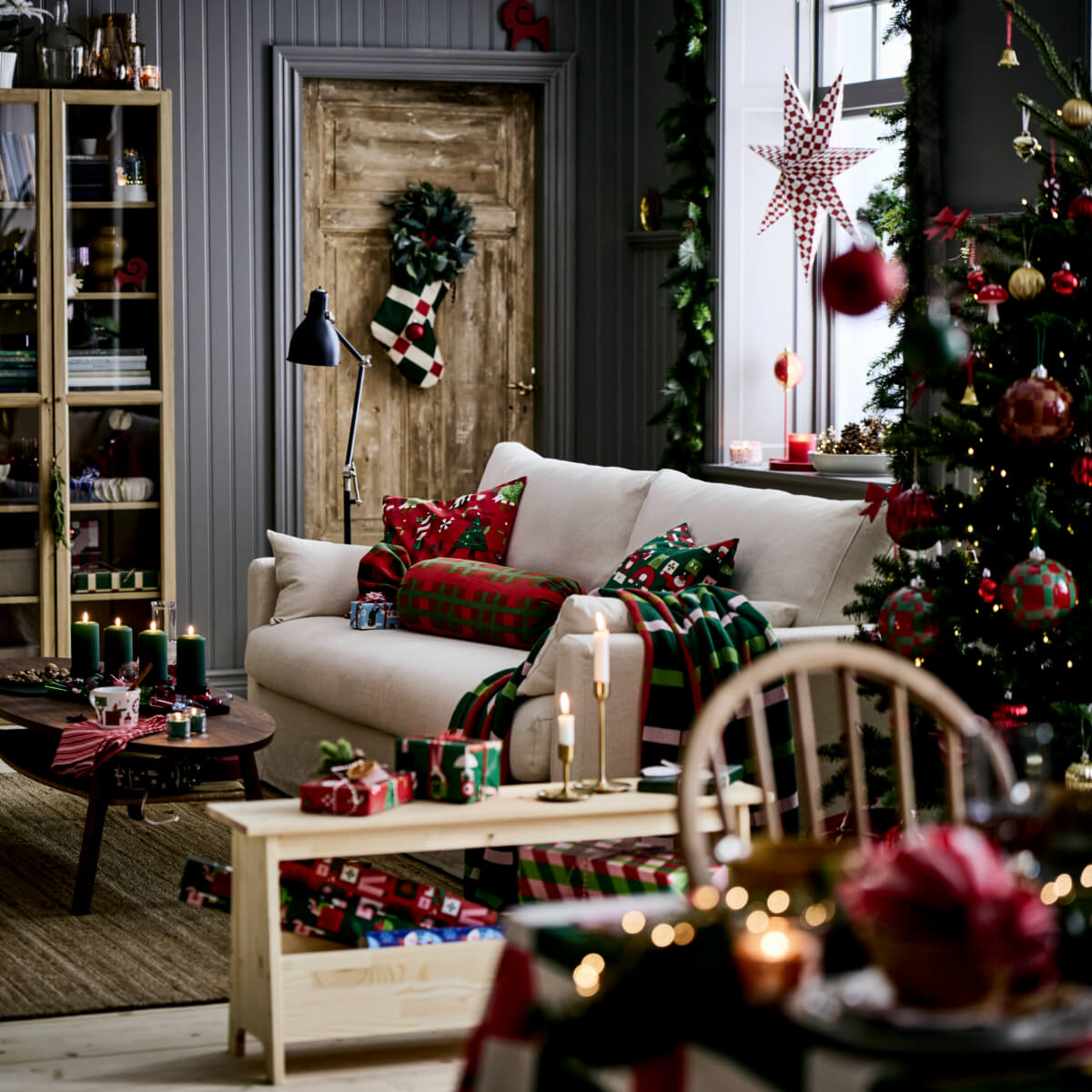salon avec sapin décoration IKEA pour Noël 2025