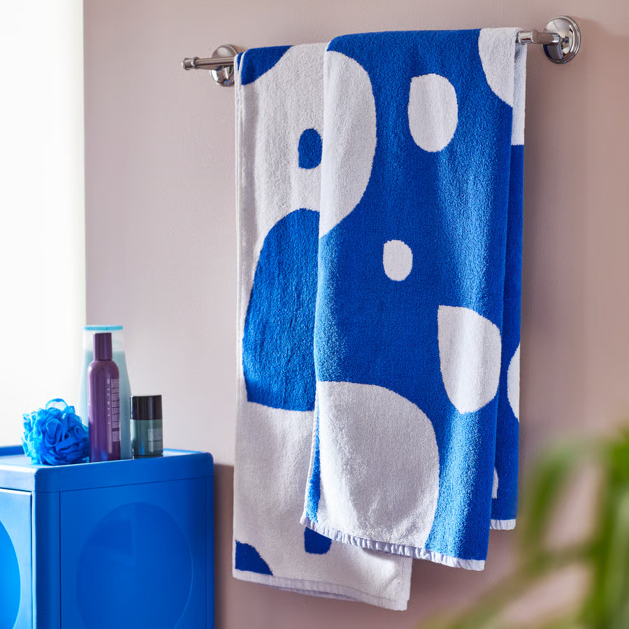 serviette de bain bleu et blanche